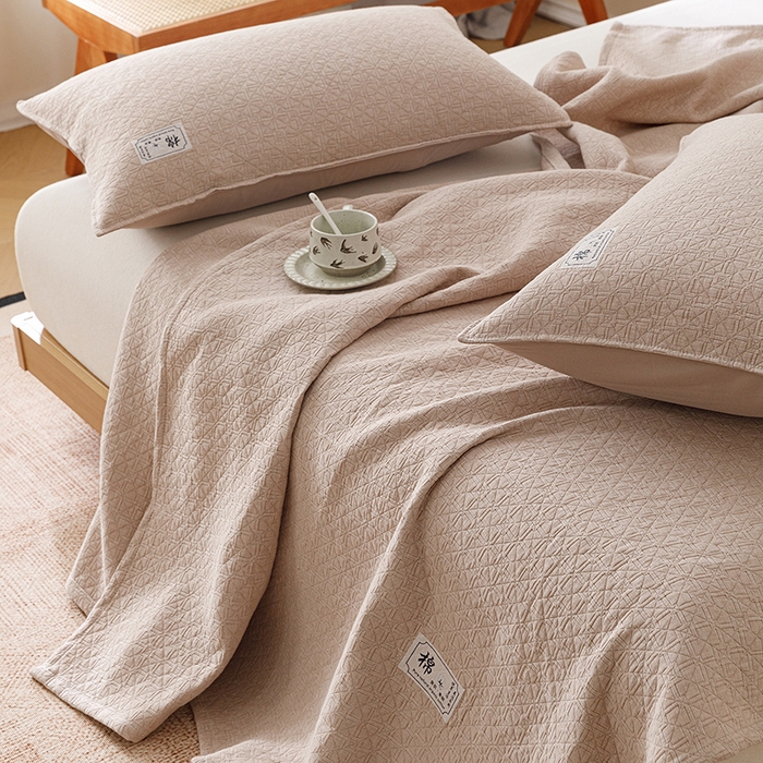 91家纺网 家纺一手货源 找家纺 悦然毛巾被 2026新款素色提花全棉三层纱盖毯毛巾被A类休闲毯 素野咖