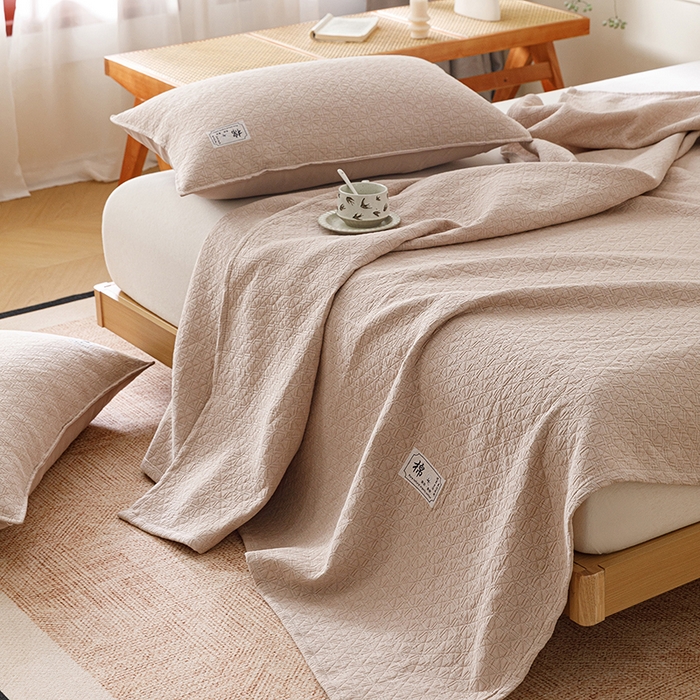 91家纺网 家纺一手货源 找家纺 悦然毛巾被 2026新款素色提花全棉三层纱盖毯毛巾被A类休闲毯 素野咖