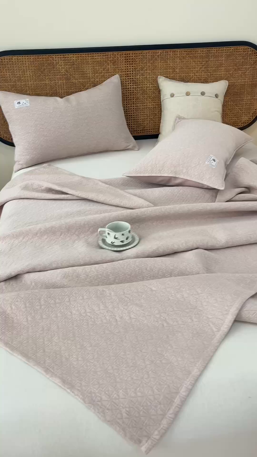 91家纺网 家纺一手货源 找家纺 悦然毛巾被 2026新款素色提花全棉三层纱盖毯毛巾被A类休闲毯 素野咖