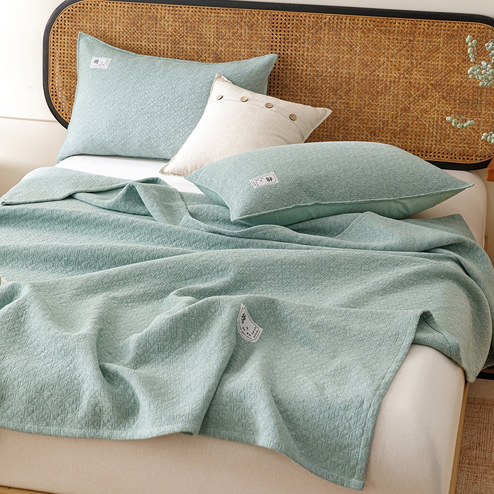 91家纺网 家纺一手货源 找家纺 悦然毛巾被 2026新款素色提花全棉三层纱盖毯毛巾被A类休闲毯 素野绿