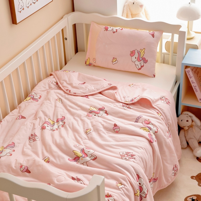 91家纺网 家纺一手货源 找家纺 鱼宝 2026春夏新款儿童针织棉夏被夏凉被空调被 彩虹马