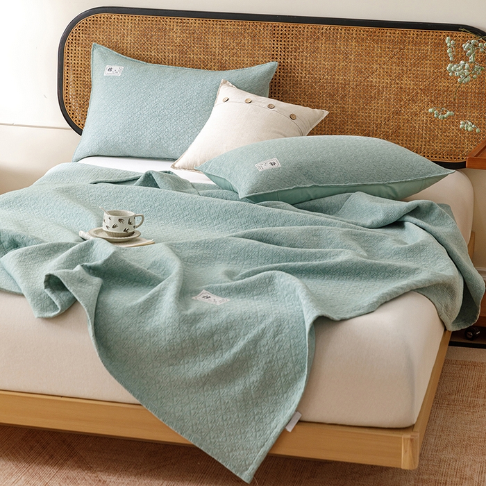 91家纺网 家纺一手货源 找家纺 悦然毛巾被 2026新款素色提花全棉三层纱盖毯毛巾被A类休闲毯 素野绿