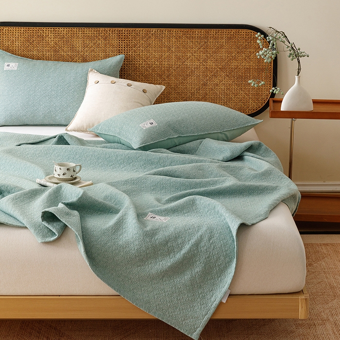 91家纺网 家纺一手货源 找家纺 悦然毛巾被 2026新款素色提花全棉三层纱盖毯毛巾被A类休闲毯 素野绿