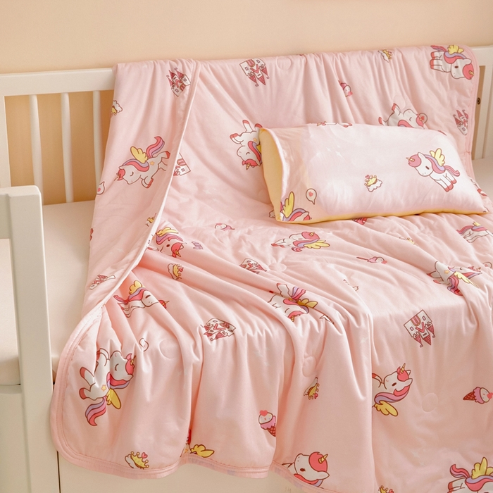 91家纺网 家纺一手货源 找家纺 鱼宝 2026春夏新款儿童针织棉夏被夏凉被空调被 彩虹马