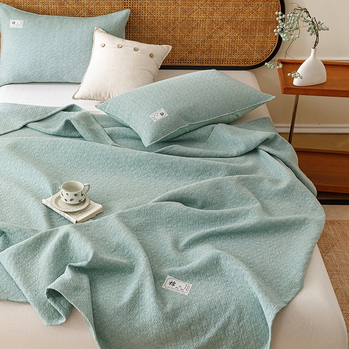 91家纺网 家纺一手货源 找家纺 悦然毛巾被 2026新款素色提花全棉三层纱盖毯毛巾被A类休闲毯 素野绿