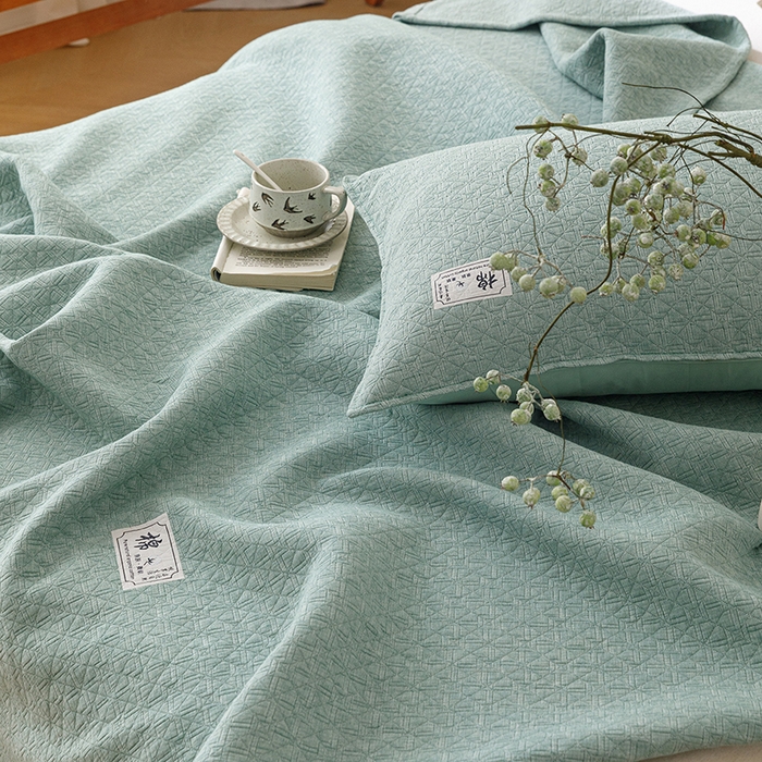 91家纺网 家纺一手货源 找家纺 悦然毛巾被 2026新款素色提花全棉三层纱盖毯毛巾被A类休闲毯 素野绿