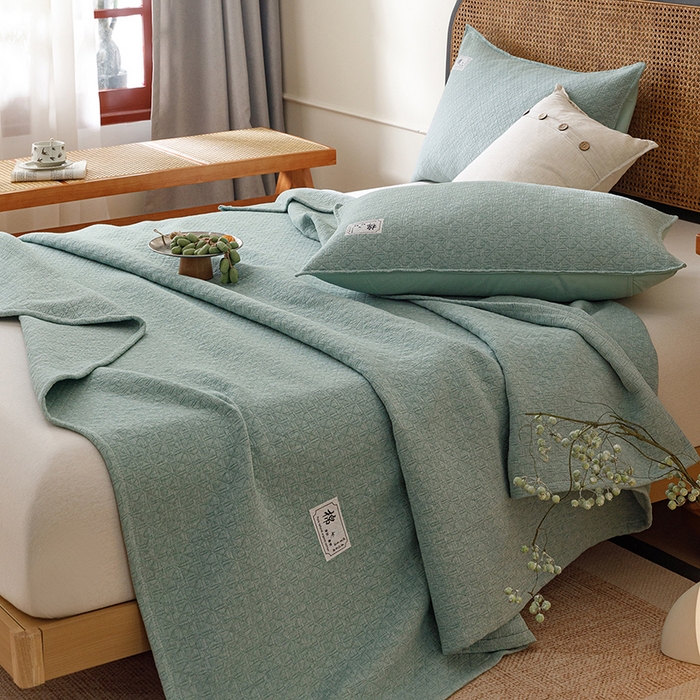 91家纺网 家纺一手货源 找家纺 悦然毛巾被 2026新款素色提花全棉三层纱盖毯毛巾被A类休闲毯 素野绿