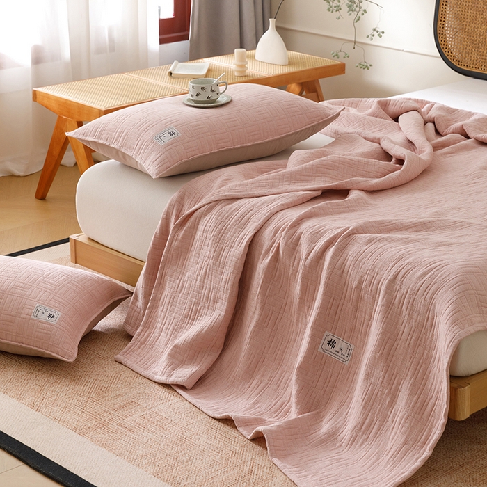 91家纺网 家纺一手货源 找家纺 悦然毛巾被 2026新款素色提花全棉三层纱盖毯毛巾被A类休闲毯 原织豆纱