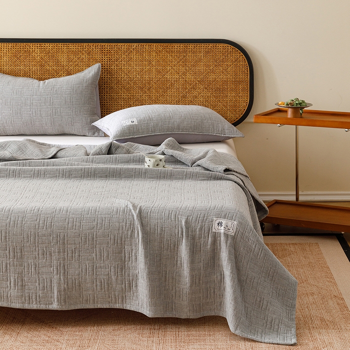 91家纺网 家纺一手货源 找家纺 悦然毛巾被 2026新款素色提花全棉三层纱盖毯毛巾被A类休闲毯 原织灰