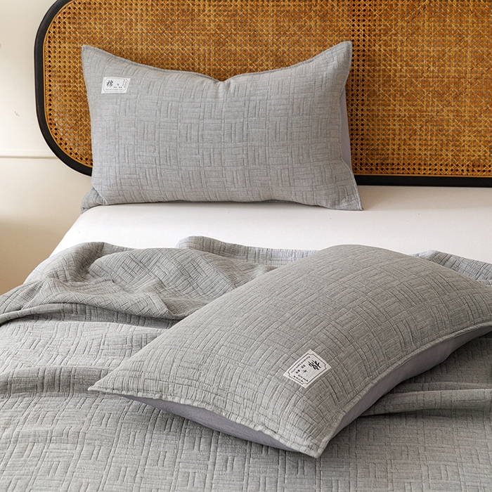 91家纺网 家纺一手货源 找家纺 悦然毛巾被 2026新款素色提花全棉三层纱盖毯毛巾被A类休闲毯 原织灰