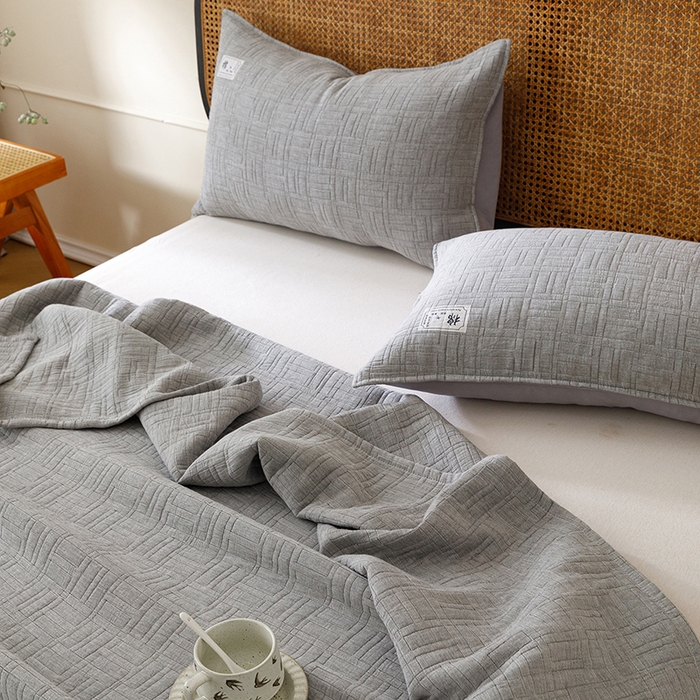 91家纺网 家纺一手货源 找家纺 悦然毛巾被 2026新款素色提花全棉三层纱盖毯毛巾被A类休闲毯 原织灰