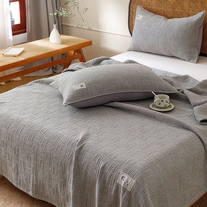 91家纺网 家纺一手货源 找家纺 悦然毛巾被 2026新款素色提花全棉三层纱盖毯毛巾被A类休闲毯 原织灰