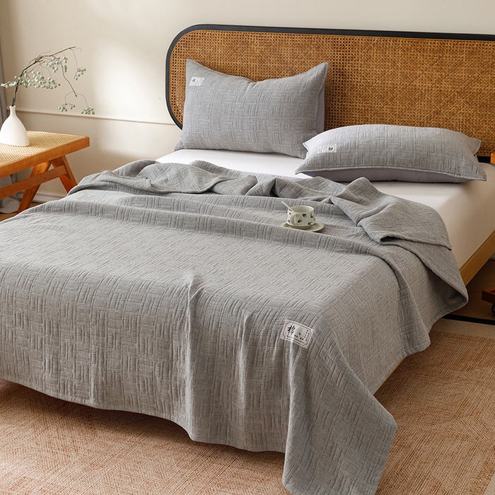 91家纺网 家纺一手货源 找家纺 悦然毛巾被 2026新款素色提花全棉三层纱盖毯毛巾被A类休闲毯 原织灰