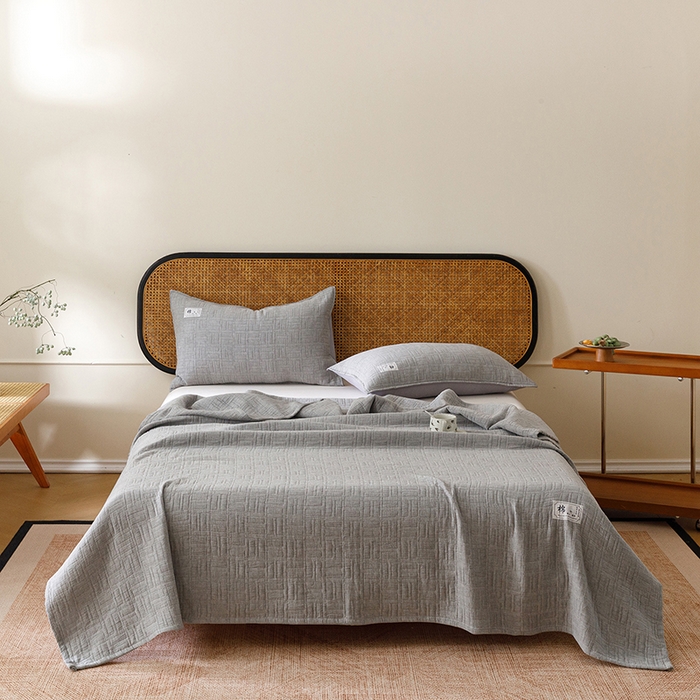 91家纺网 家纺一手货源 找家纺 悦然毛巾被 2026新款素色提花全棉三层纱盖毯毛巾被A类休闲毯 原织灰