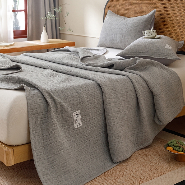 91家纺网 家纺一手货源 找家纺 悦然毛巾被 2026新款素色提花全棉三层纱盖毯毛巾被A类休闲毯 原织灰