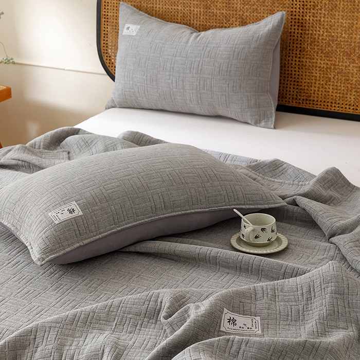 91家纺网 家纺一手货源 找家纺 悦然毛巾被 2026新款素色提花全棉三层纱盖毯毛巾被A类休闲毯 原织灰