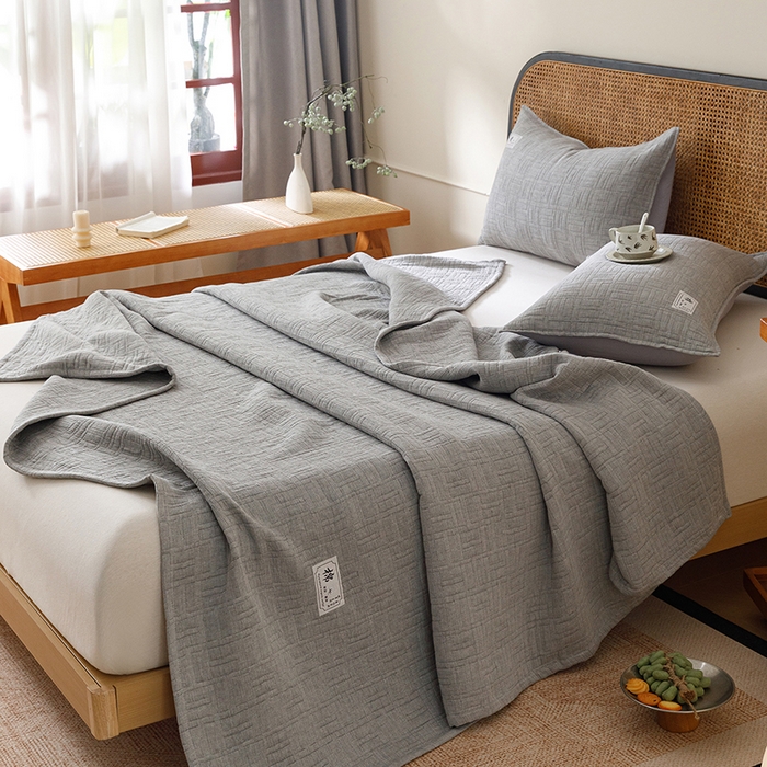 91家纺网 家纺一手货源 找家纺 悦然毛巾被 2026新款素色提花全棉三层纱盖毯毛巾被A类休闲毯 原织灰