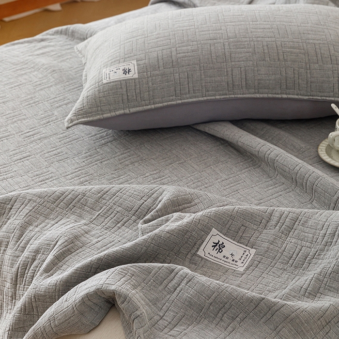 91家纺网 家纺一手货源 找家纺 悦然毛巾被 2026新款素色提花全棉三层纱盖毯毛巾被A类休闲毯 原织灰