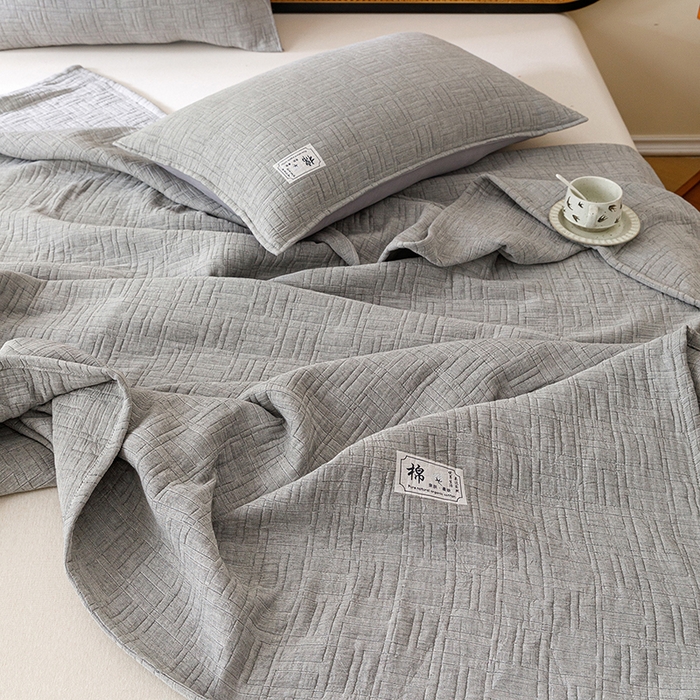 91家纺网 家纺一手货源 找家纺 悦然毛巾被 2026新款素色提花全棉三层纱盖毯毛巾被A类休闲毯 原织灰
