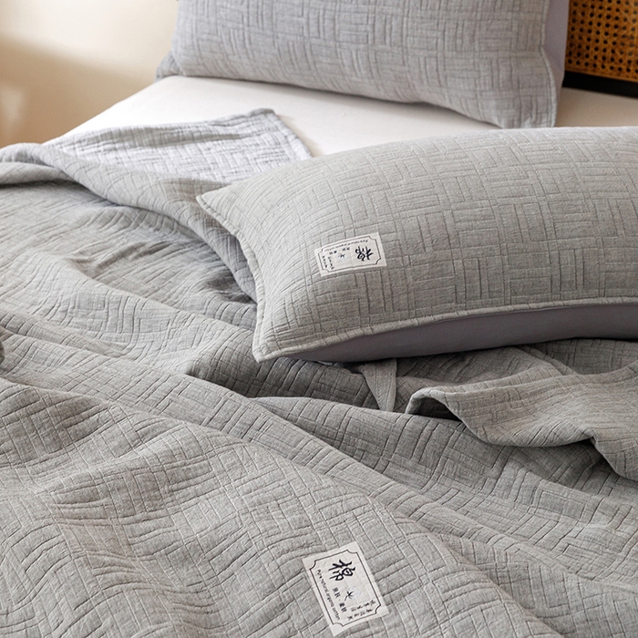 91家纺网 家纺一手货源 找家纺 悦然毛巾被 2026新款素色提花全棉三层纱盖毯毛巾被A类休闲毯 原织灰