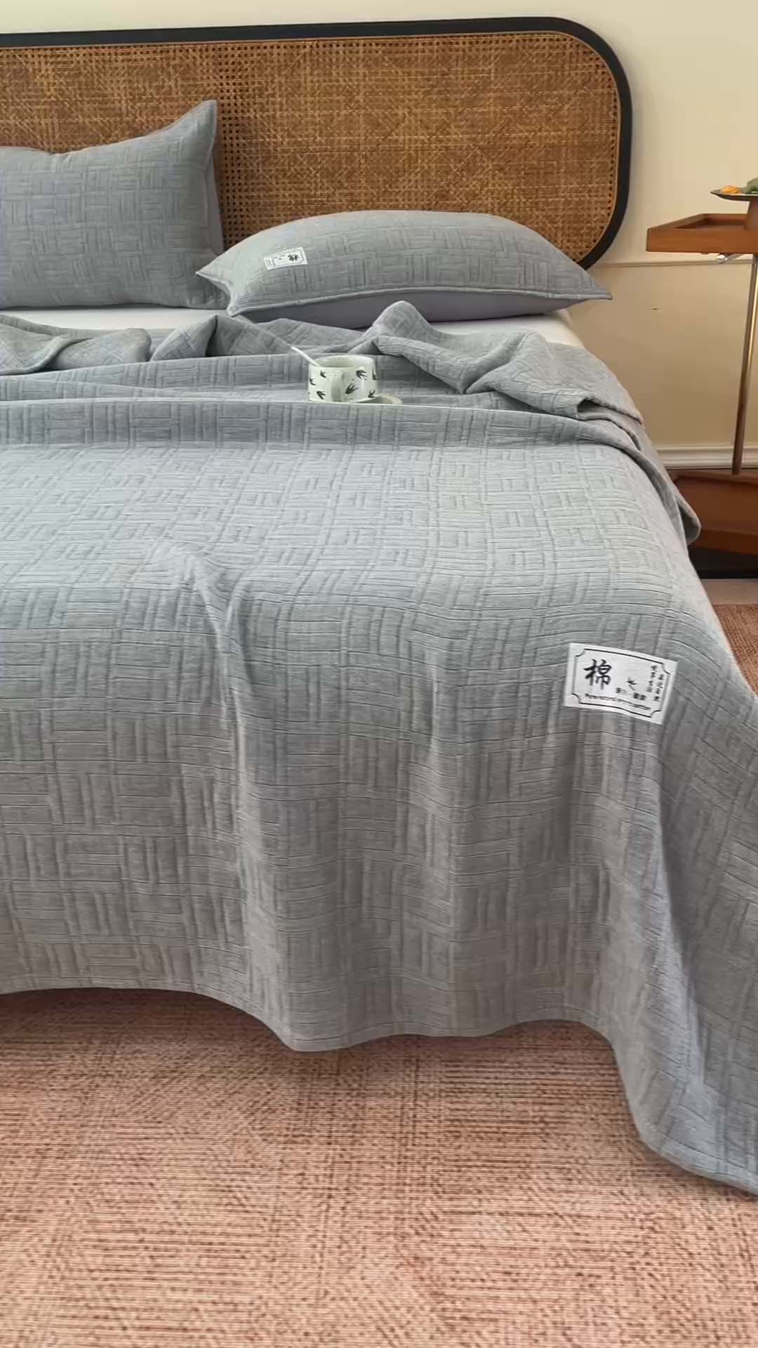 91家纺网 家纺一手货源 找家纺 悦然毛巾被 2026新款素色提花全棉三层纱盖毯毛巾被A类休闲毯 原织灰