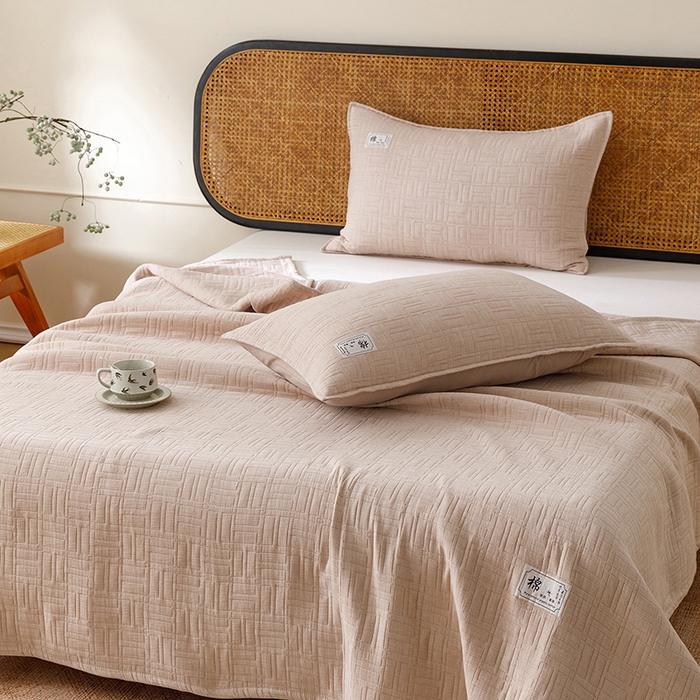 91家纺网 家纺一手货源 找家纺 悦然毛巾被 2026新款素色提花全棉三层纱盖毯毛巾被A类休闲毯 原织咖啡