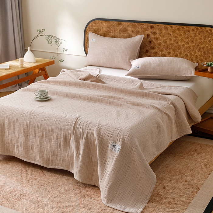 91家纺网 家纺一手货源 找家纺 悦然毛巾被 2026新款素色提花全棉三层纱盖毯毛巾被A类休闲毯 原织咖啡