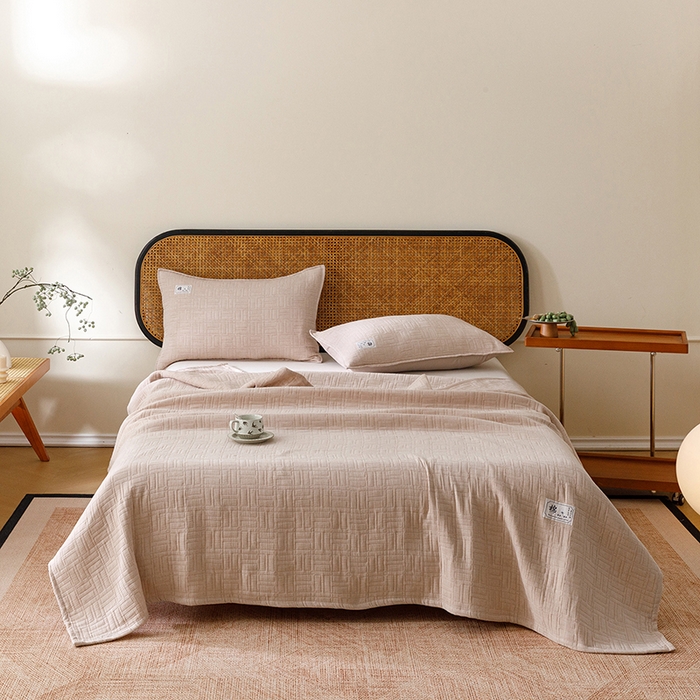 91家纺网 家纺一手货源 找家纺 悦然毛巾被 2026新款素色提花全棉三层纱盖毯毛巾被A类休闲毯 原织咖啡