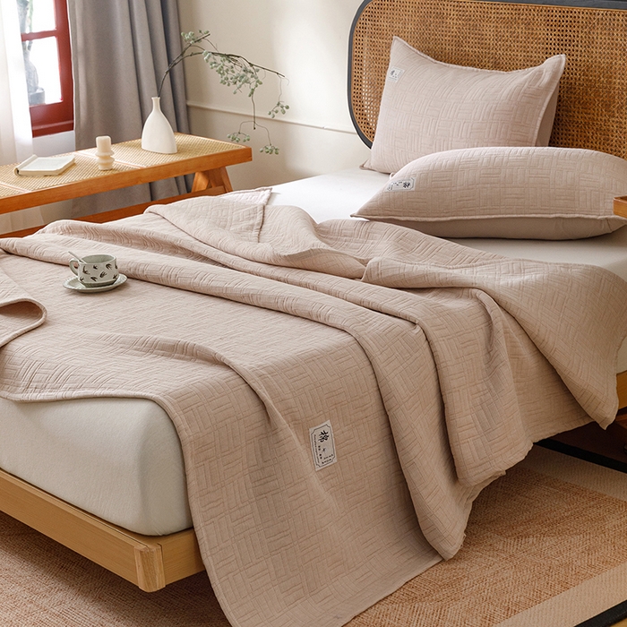 91家纺网 家纺一手货源 找家纺 悦然毛巾被 2026新款素色提花全棉三层纱盖毯毛巾被A类休闲毯 原织咖啡