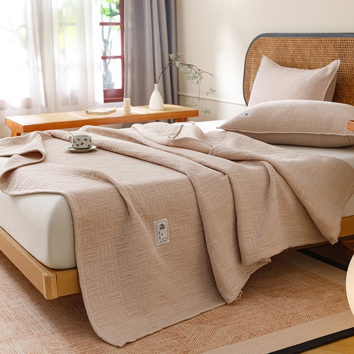 91家纺网 家纺一手货源 找家纺 悦然毛巾被 2026新款素色提花全棉三层纱盖毯毛巾被A类休闲毯 原织咖啡