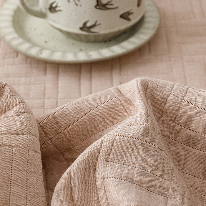 91家纺网 家纺一手货源 找家纺 悦然毛巾被 2026新款素色提花全棉三层纱盖毯毛巾被A类休闲毯 原织咖啡