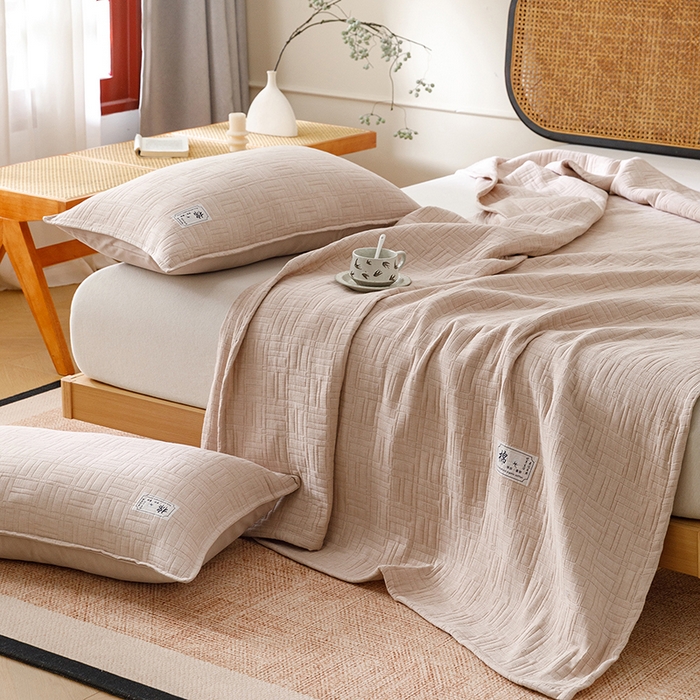 91家纺网 家纺一手货源 找家纺 悦然毛巾被 2026新款素色提花全棉三层纱盖毯毛巾被A类休闲毯 原织咖啡