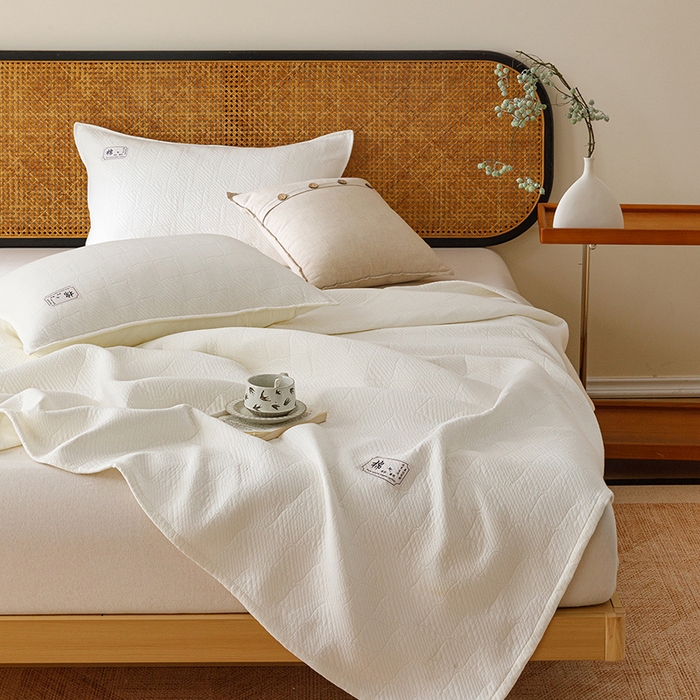 91家纺网 家纺一手货源 找家纺 悦然毛巾被 2026新款素色提花全棉三层纱盖毯毛巾被A类休闲毯 云织棉白