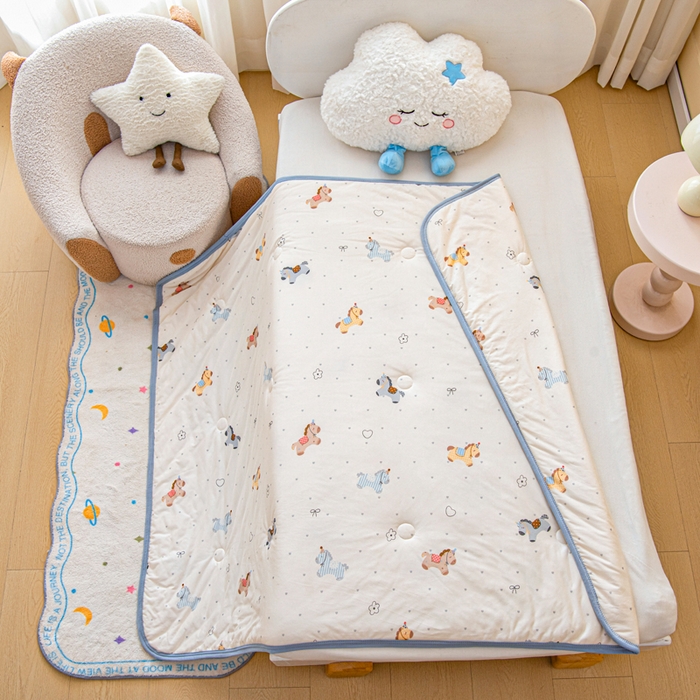 91家纺网 家纺一手货源 找家纺 鱼宝 2026春夏新款儿童针织棉夏被夏凉被空调被 小飞马