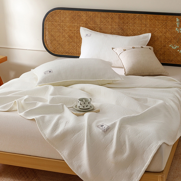 91家纺网 家纺一手货源 找家纺 悦然毛巾被 2026新款素色提花全棉三层纱盖毯毛巾被A类休闲毯 云织棉白