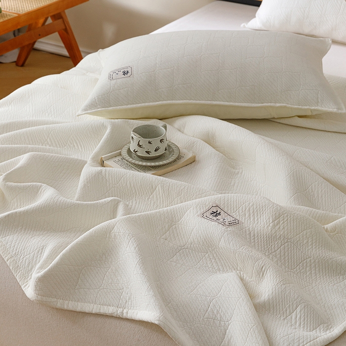 91家纺网 家纺一手货源 找家纺 悦然毛巾被 2026新款素色提花全棉三层纱盖毯毛巾被A类休闲毯 云织棉白