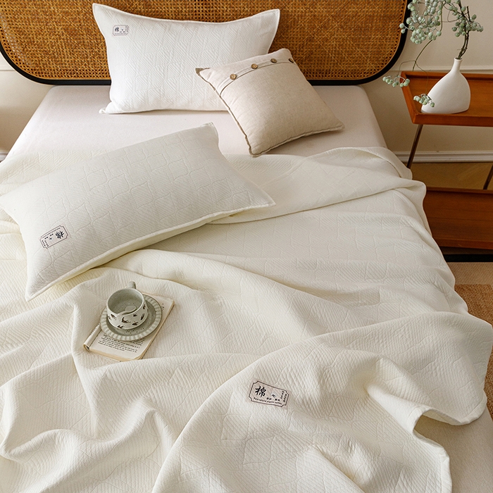 91家纺网 家纺一手货源 找家纺 悦然毛巾被 2026新款素色提花全棉三层纱盖毯毛巾被A类休闲毯 云织棉白