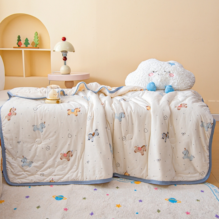 91家纺网 家纺一手货源 找家纺 鱼宝 2026春夏新款儿童针织棉夏被夏凉被空调被 小飞马