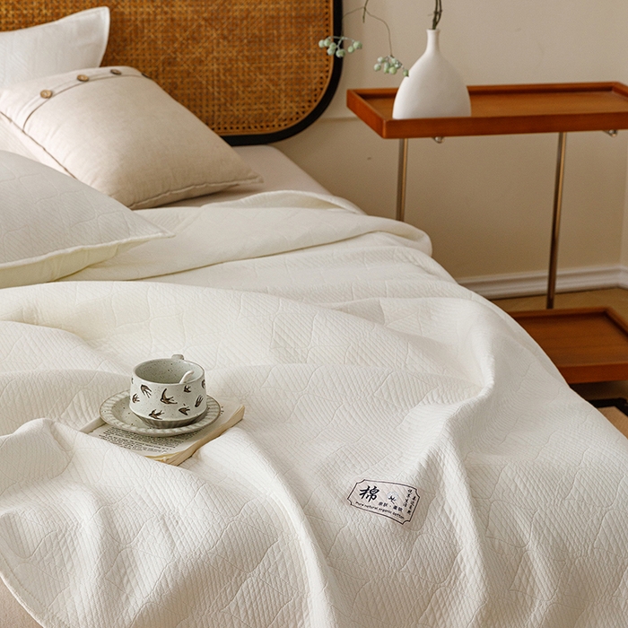 91家纺网 家纺一手货源 找家纺 悦然毛巾被 2026新款素色提花全棉三层纱盖毯毛巾被A类休闲毯 云织棉白