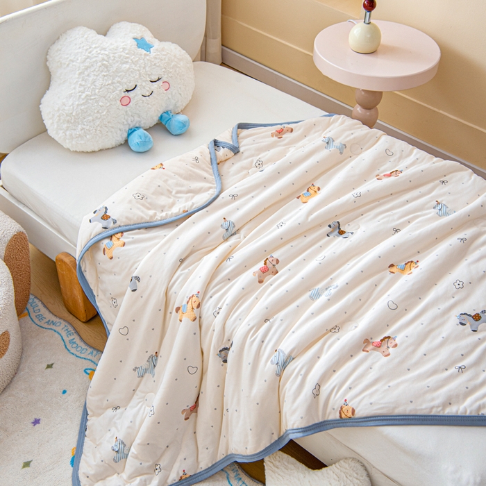 91家纺网 家纺一手货源 找家纺 鱼宝 2026春夏新款儿童针织棉夏被夏凉被空调被 小飞马