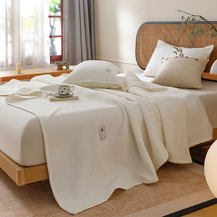 91家纺网 家纺一手货源 找家纺 悦然毛巾被 2026新款素色提花全棉三层纱盖毯毛巾被A类休闲毯 云织棉白