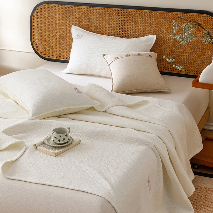 91家纺网 家纺一手货源 找家纺 悦然毛巾被 2026新款素色提花全棉三层纱盖毯毛巾被A类休闲毯 云织棉白