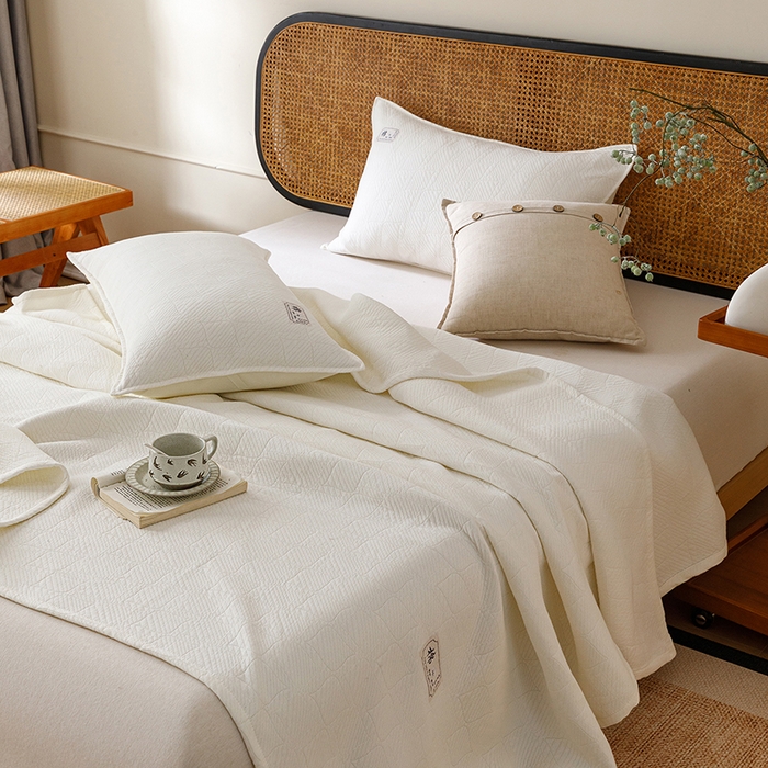 91家纺网 家纺一手货源 找家纺 悦然毛巾被 2026新款素色提花全棉三层纱盖毯毛巾被A类休闲毯 云织棉白