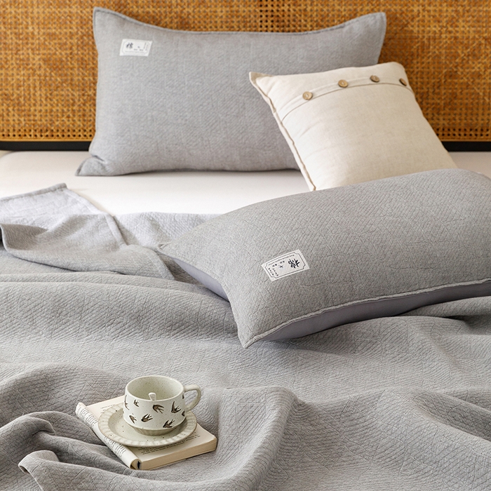 91家纺网 家纺一手货源 找家纺 悦然毛巾被 2026新款素色提花全棉三层纱盖毯毛巾被A类休闲毯 云织棉灰