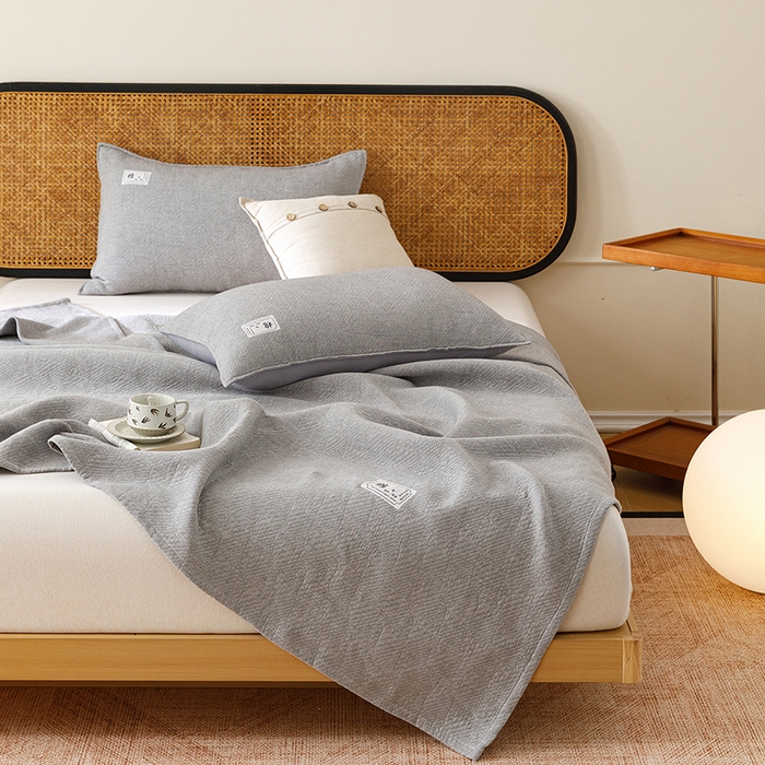 91家纺网 家纺一手货源 找家纺 悦然毛巾被 2026新款素色提花全棉三层纱盖毯毛巾被A类休闲毯 云织棉灰