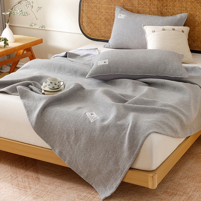 91家纺网 家纺一手货源 找家纺 悦然毛巾被 2026新款素色提花全棉三层纱盖毯毛巾被A类休闲毯 云织棉灰