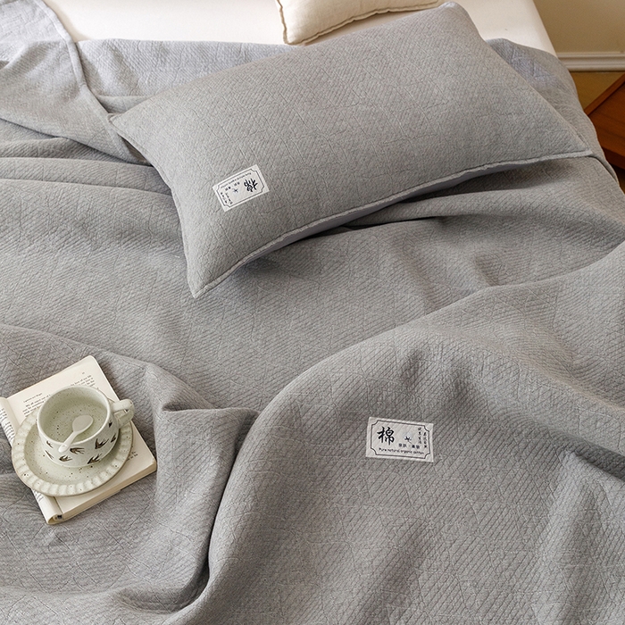91家纺网 家纺一手货源 找家纺 悦然毛巾被 2026新款素色提花全棉三层纱盖毯毛巾被A类休闲毯 云织棉灰