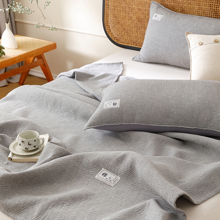 91家纺网 家纺一手货源 找家纺 悦然毛巾被 2026新款素色提花全棉三层纱盖毯毛巾被A类休闲毯 云织棉灰