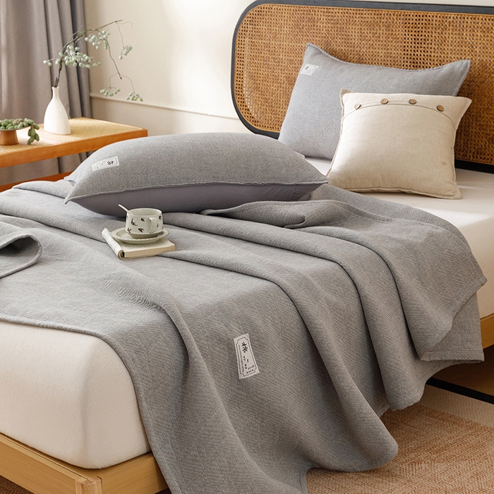 91家纺网 家纺一手货源 找家纺 悦然毛巾被 2026新款素色提花全棉三层纱盖毯毛巾被A类休闲毯 云织棉灰