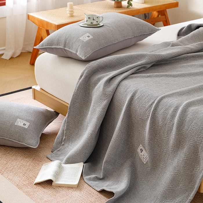91家纺网 家纺一手货源 找家纺 悦然毛巾被 2026新款素色提花全棉三层纱盖毯毛巾被A类休闲毯 云织棉灰